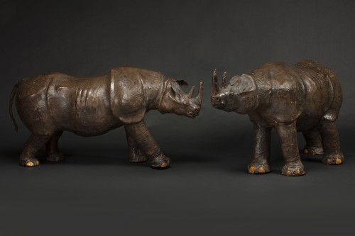 Deux rhinocéros aux yeux de verre en papier mâché recouvert de cuir - Objets de Curiosité Style Art Déco
