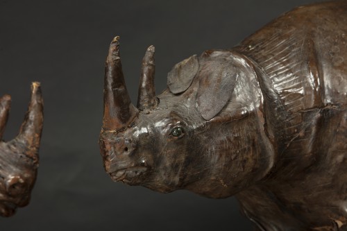 Objets de Curiosité  - Deux rhinocéros aux yeux de verre en papier mâché recouvert de cuir
