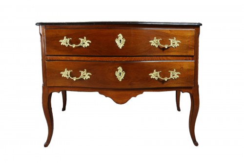 Commode sauteuse du XVIIIe siècle en noyer