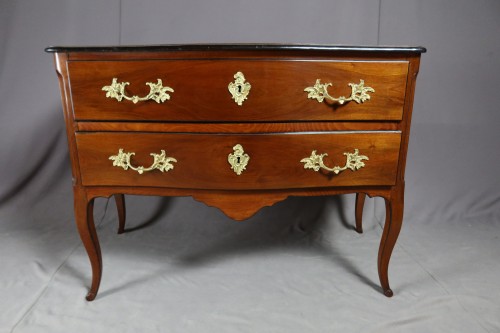 Commode sauteuse du XVIIIe siècle en noyer - Mobilier Style Louis XV