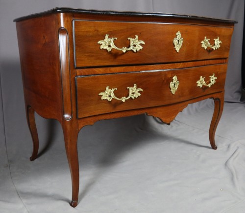 XVIIIe siècle - Commode sauteuse du XVIIIe siècle en noyer