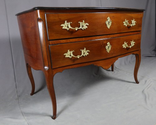 Commode sauteuse du XVIIIe siècle en noyer - Louis XV