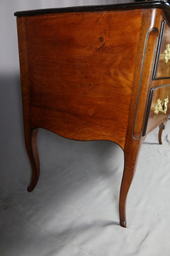 Louis XV - Commode sauteuse du XVIIIe siècle en noyer