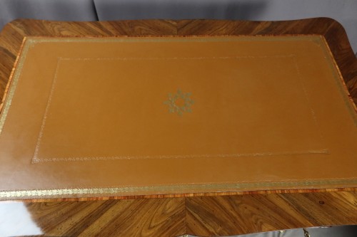 Bureau italien en noyer d'époque Louis XV - Mobilier Style Louis XV