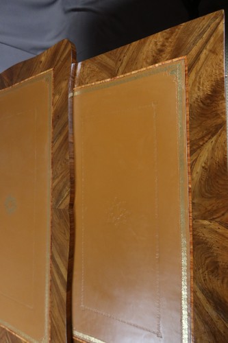Mobilier Bureau et Secrétaire - Bureau italien en noyer d'époque Louis XV