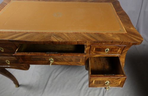 XVIIIe siècle - Bureau italien en noyer d'époque Louis XV