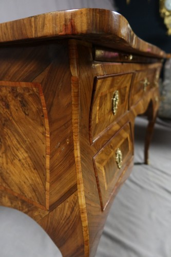 Bureau italien en noyer d'époque Louis XV - Louis XV