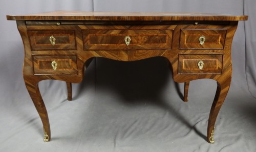Louis XV - Bureau italien en noyer d'époque Louis XV