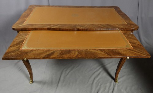 Antiquités - Bureau italien en noyer d'époque Louis XV