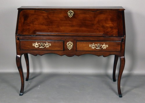 Bureau dos d'âne du XVIIIe siècle en noyer - Mobilier Style Louis XV