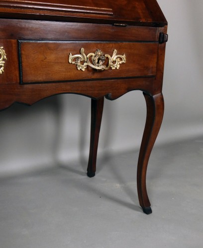 Mobilier Bureau et Secrétaire - Bureau dos d'âne du XVIIIe siècle en noyer