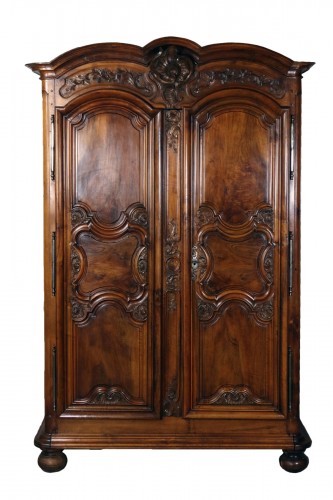 Armoire Lyonnaise du XVIIIe siècle en bois de noyer