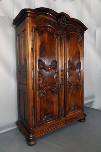 Armoire Lyonnaise du XVIIIe siècle en bois de noyer - Mobilier Style Louis XV