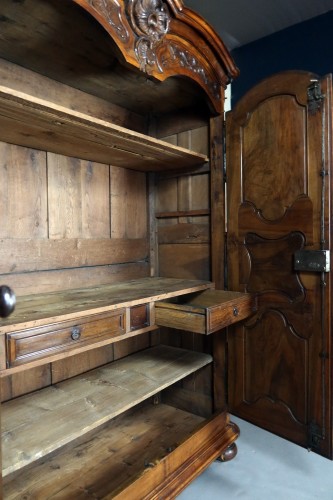 Armoire Lyonnaise du XVIIIe siècle en bois de noyer - Philippe Cote Antiquités