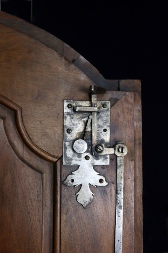 18th century - 18th century Lyonnaise cabinet in walnut wood