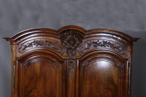 Louis XV - 18th century Lyonnaise cabinet in walnut wood