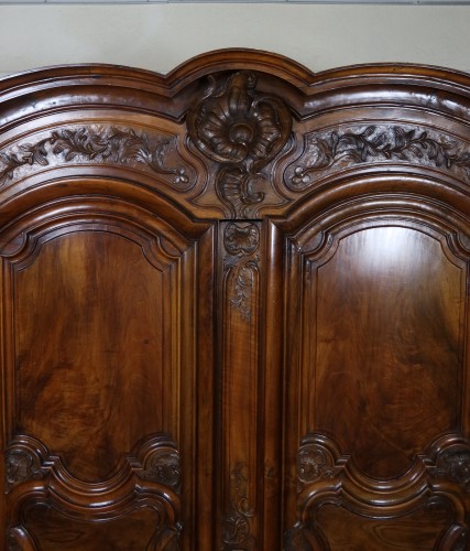 Antiquités - Armoire Lyonnaise du XVIIIe siècle en bois de noyer