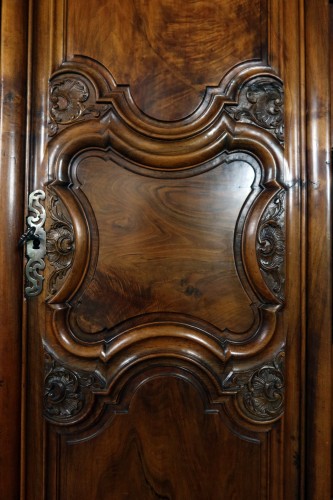 Antiquités - Armoire Lyonnaise du XVIIIe siècle en bois de noyer