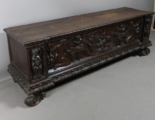 Coffre dit cassone en noyer, Italie 19e si§siècle - Mobilier Style Restauration - Charles X