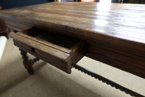  - Table en bois naturel
