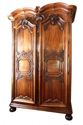 Armoire lyonnaise en noyer