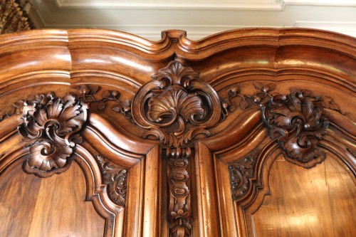 XVIIIe siècle - Armoire lyonnaise en noyer