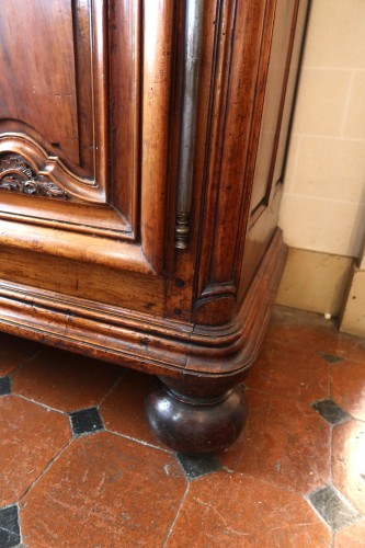 Louis XV - Armoire lyonnaise en noyer