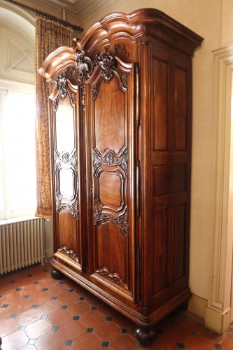 Antiquités - Armoire lyonnaise en noyer