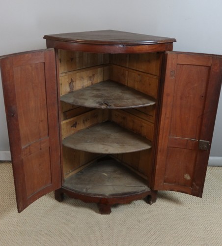 XVIIIe siècle - Encoignure en acajou fin du XVIIIe siècle