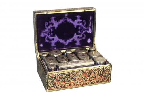 Coffret en marqueterie Boulle avec ses accessoires de toilette en argent massif