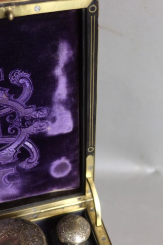 Objets de Vitrine Coffret & Nécessaire - Coffret en marqueterie Boulle avec ses accessoires de toilette en argent massif