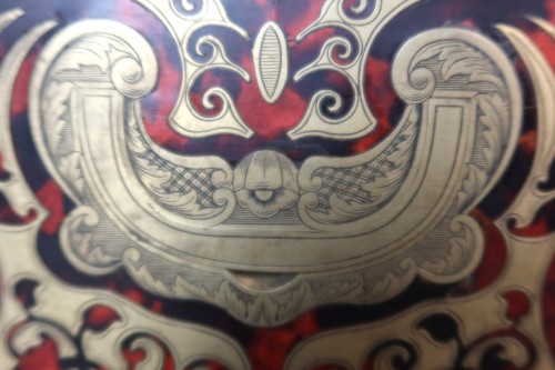 Antiquités - Coffret en marqueterie Boulle avec ses accessoires de toilette en argent massif