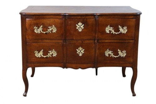 Commode sauteuse en noyer XVIIIe siècle