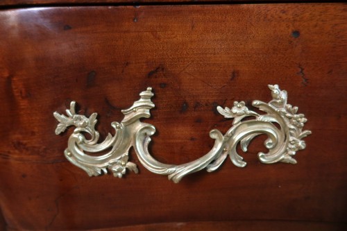 Commode sauteuse en noyer XVIIIe siècle - Mobilier Style Louis XV