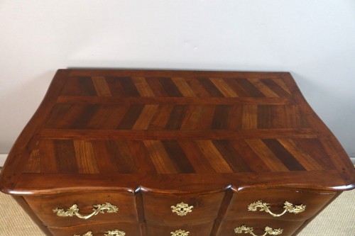 XVIIIe siècle - Commode sauteuse en noyer XVIIIe siècle