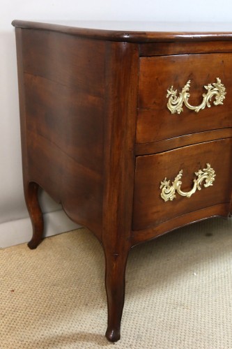 Louis XV - Commode sauteuse en noyer XVIIIe siècle