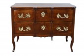 Commode sauteuse en noyer XVIIIe siècle