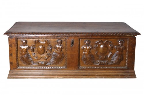 Grand coffre en noyer sculpté fin du XVIIe siècle