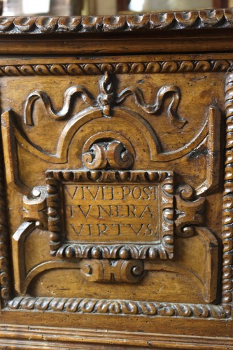 Large carved walnut chest, late 17th century - Furniture Style Louis XIV