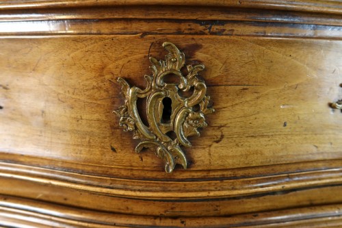 XVIIIe siècle - Commode en noyer XVIIIe siècle