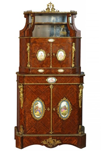 Buffet galbé en marqueterie orné de plaques de porcelaine fin XIXe siècle