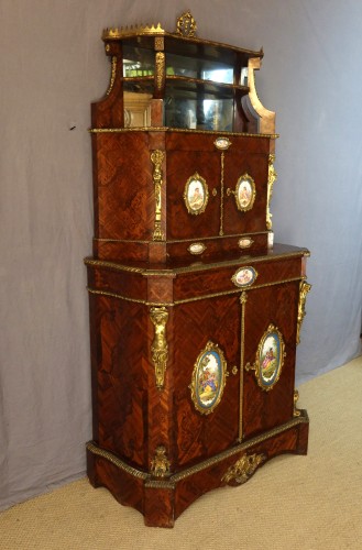 Buffet galbé en marqueterie orné de plaques de porcelaine fin XIXe siècle - Mobilier Style Napoléon III