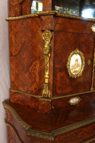 Mobilier Buffet - Buffet galbé en marqueterie orné de plaques de porcelaine fin XIXe siècle
