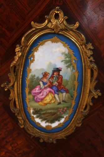 XIXe siècle - Buffet galbé en marqueterie orné de plaques de porcelaine fin XIXe siècle