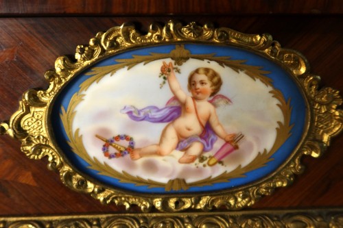 Buffet galbé en marqueterie orné de plaques de porcelaine fin XIXe siècle - Napoléon III