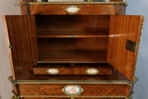 Antiquités - Buffet galbé en marqueterie orné de plaques de porcelaine fin XIXe siècle