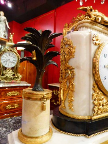 A French Louis XVI period figural mantel clock - Louis XVI