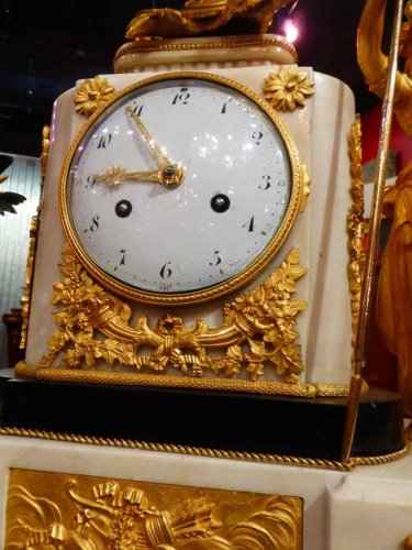 Louis XVI - A French Louis XVI period figural mantel clock