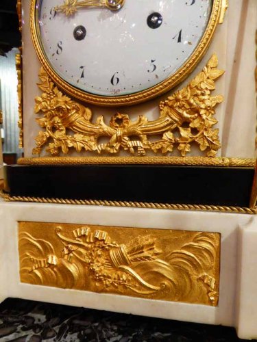 Antiquités - A French Louis XVI period figural mantel clock