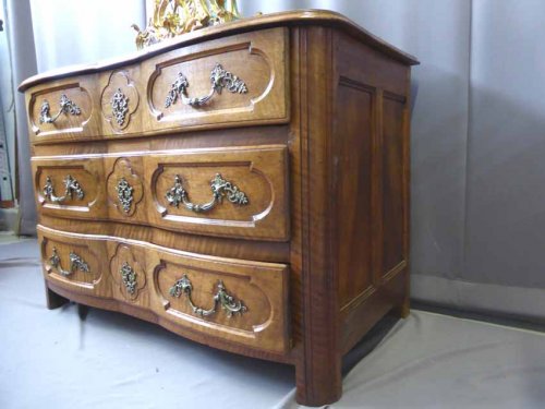 Mobilier Commode - Commode arbalète en noyer, époque XVIIIe siècle